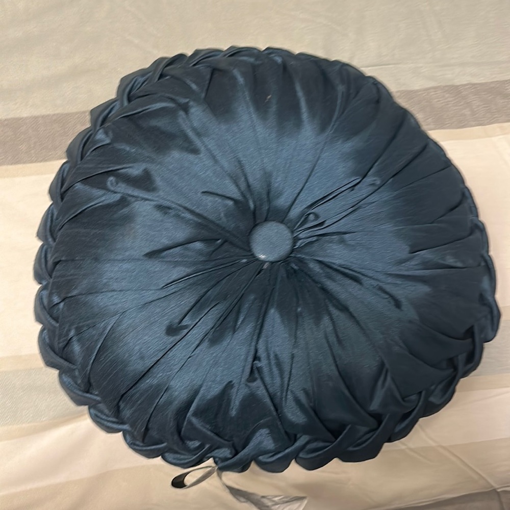 Decorative pillow set.